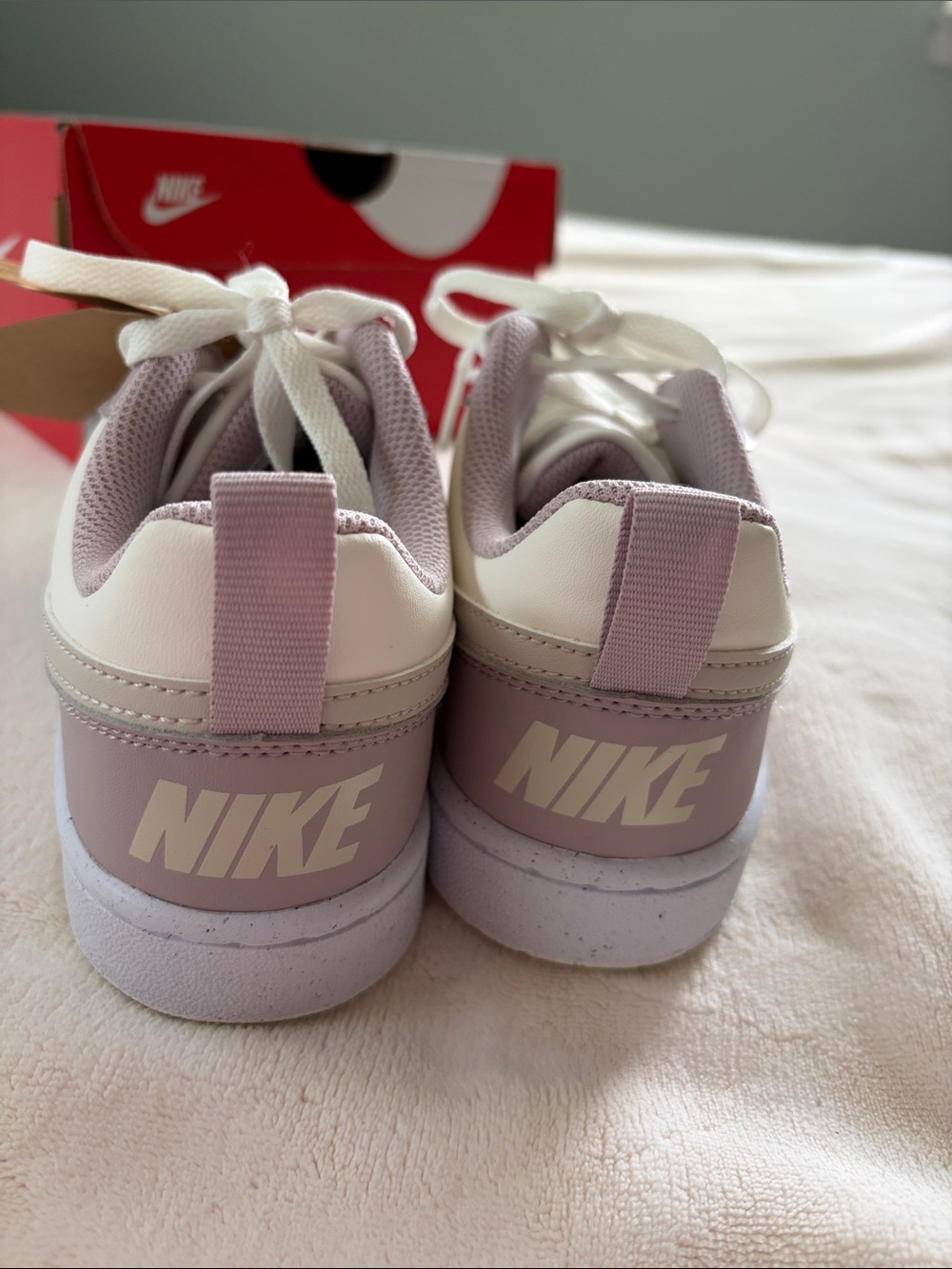 Nike Low-Top Sneakers in White and Light Mauve - Picture 3 of 6
